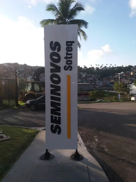 Sotreq · totem de identificação
