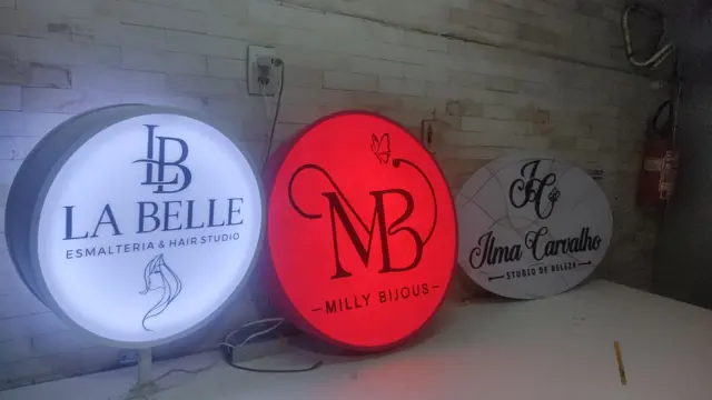 La Belle, Milly Bijous e Ilma Carvalho · luminosos circulares