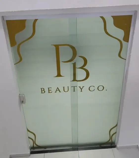 PB Beauty Co. · adesivo em porta de vidro