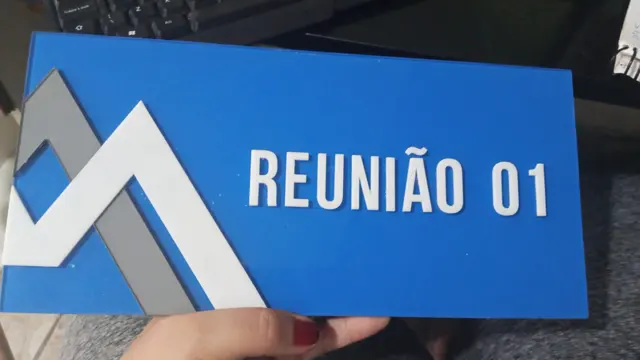 AML · placa de identificação de sala de reunião