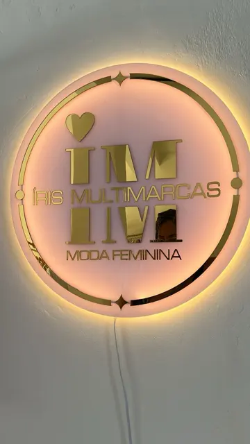 Íris Multimarcas · letreiro interno iluminado